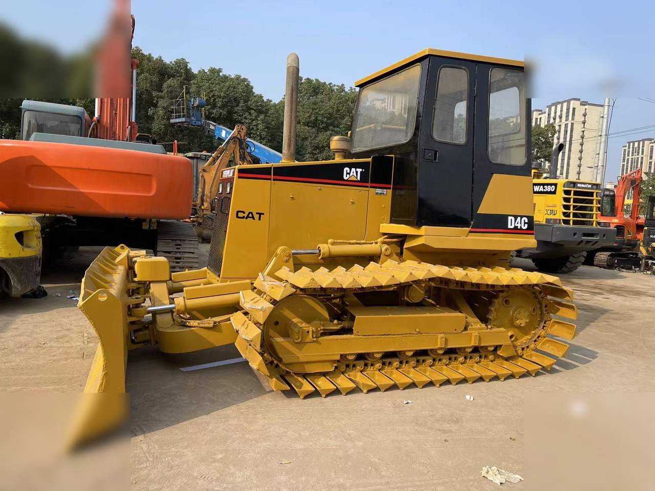 CATERPILLAR D4C - Buldozer: obrázek 1 CATERPILLAR D4C - Buldozer: obrázek 1