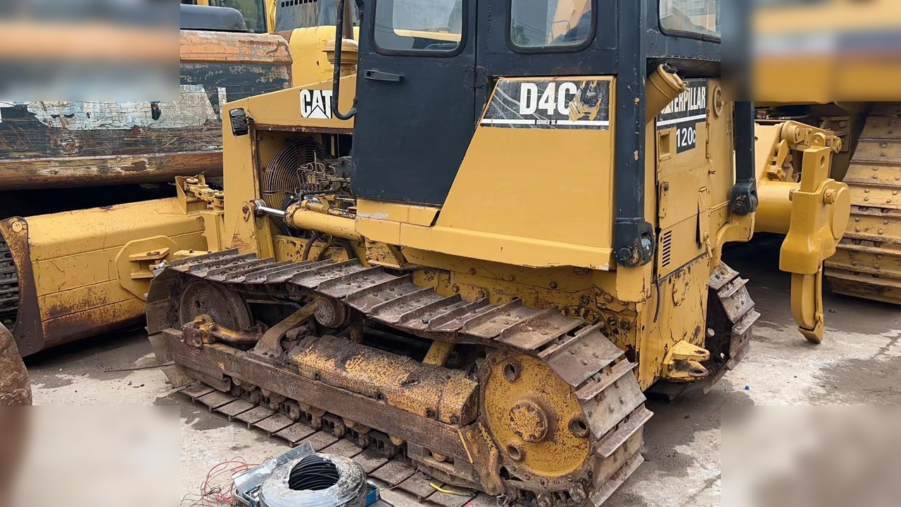 CATERPILLAR D4C - Buldozer: obrázek 2 CATERPILLAR D4C - Buldozer: obrázek 2