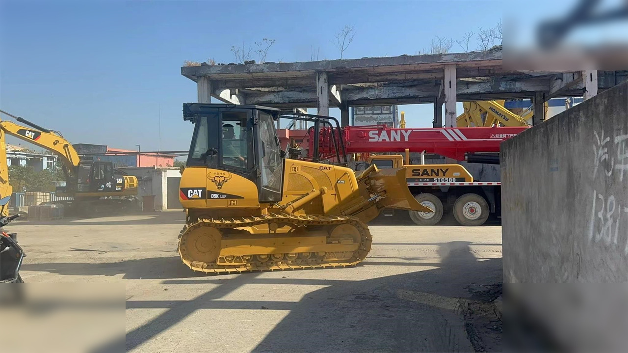 CATERPILLAR D5K LGP - Buldozer: obrázek 1 CATERPILLAR D5K LGP - Buldozer: obrázek 1