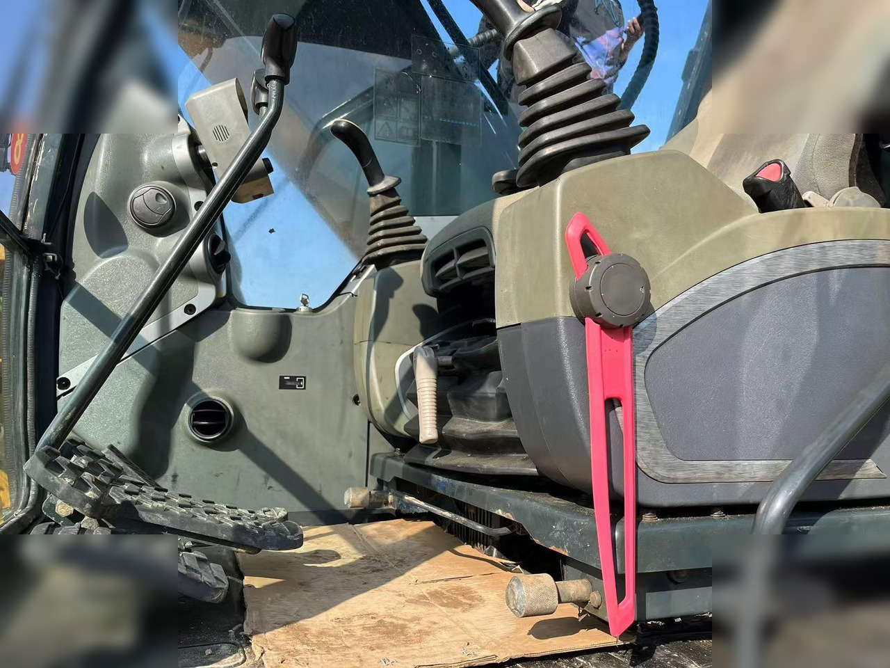 HYUNDAI ROBEX 220 LC-9S - Pásové rýpadlo: obrázek 4 HYUNDAI ROBEX 220 LC-9S - Pásové rýpadlo: obrázek 4