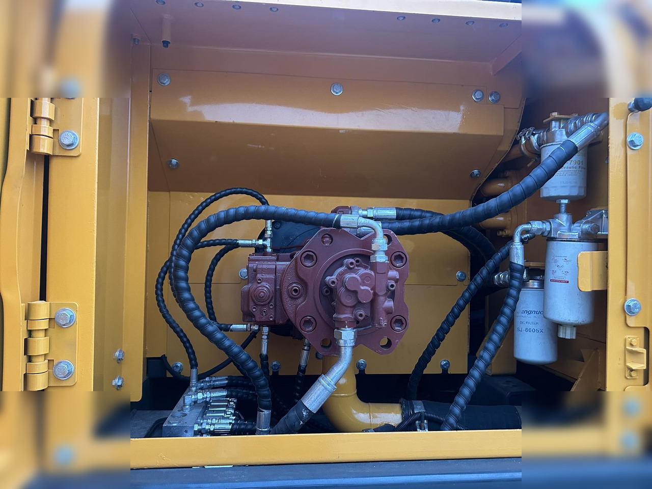 Pásové rýpadlo HYUNDAI ROBEX 220 LC-9S: obrázek 7 Pásové rýpadlo HYUNDAI ROBEX 220 LC-9S: obrázek 7