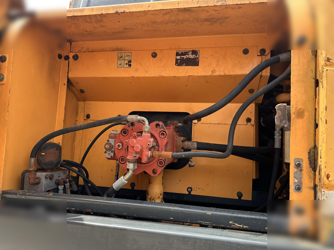 HYUNDAI ROBEX 305 LC-9T - Pásové rýpadlo: obrázek 5 HYUNDAI ROBEX 305 LC-9T - Pásové rýpadlo: obrázek 5