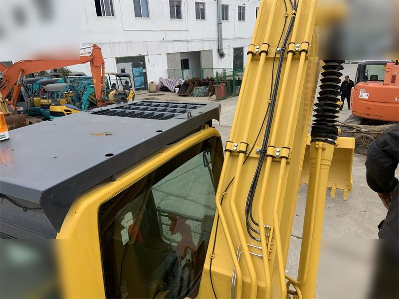 Pásové rýpadlo KOMATSU PC200-8: obrázek 7