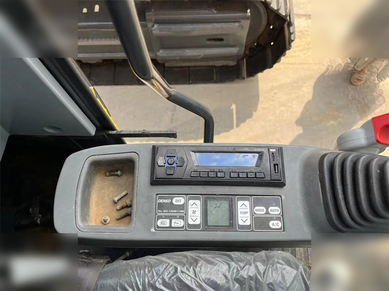 Pásové rýpadlo KOMATSU PC220-7: obrázek 8