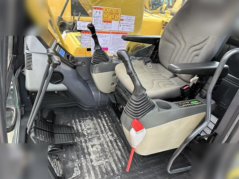 Pásové rýpadlo KOMATSU PC240 LC-8: obrázek 12