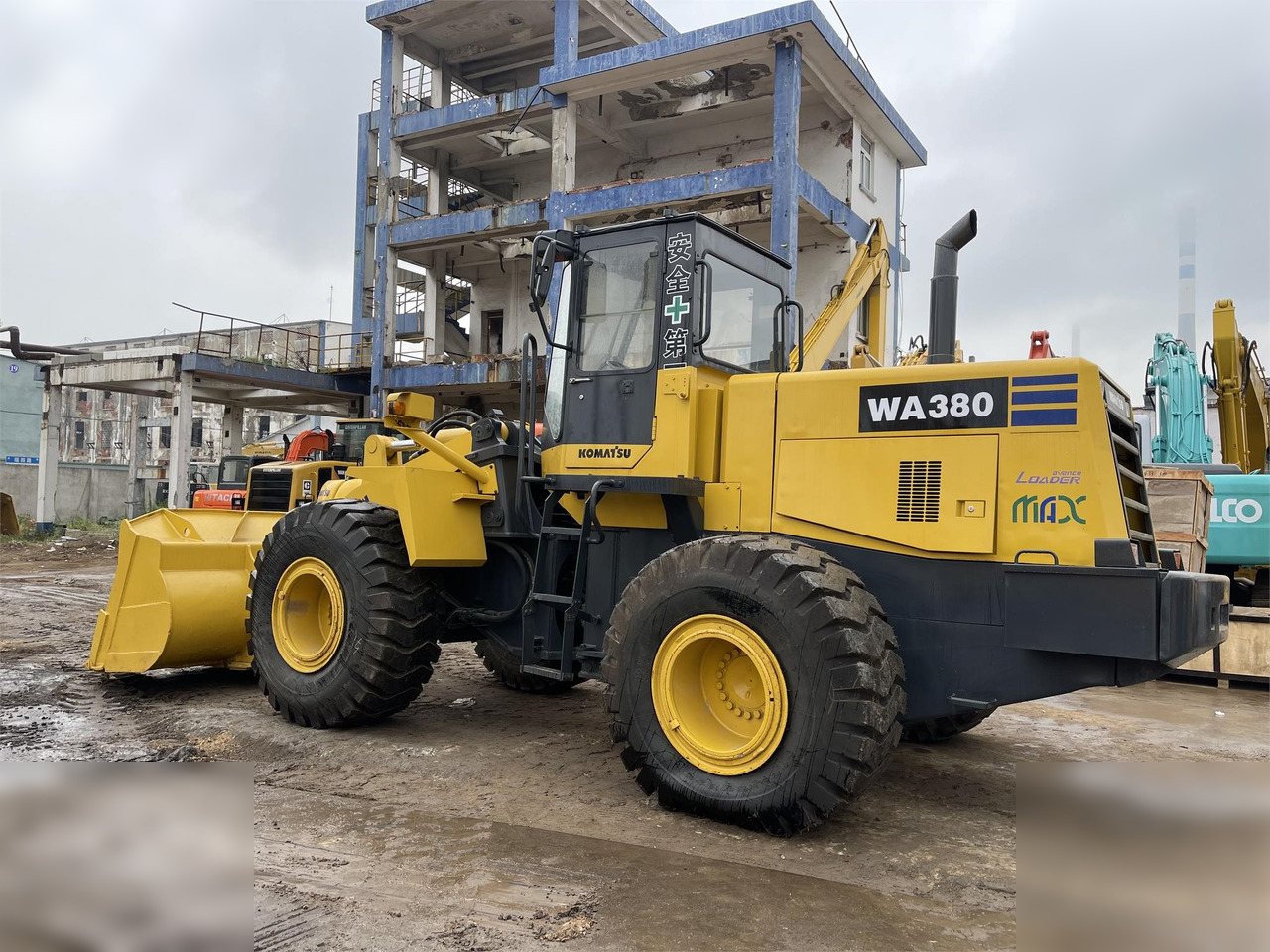 KOMATSU WA380-3 - Kolový nakladač: obrázek 3 KOMATSU WA380-3 - Kolový nakladač: obrázek 3