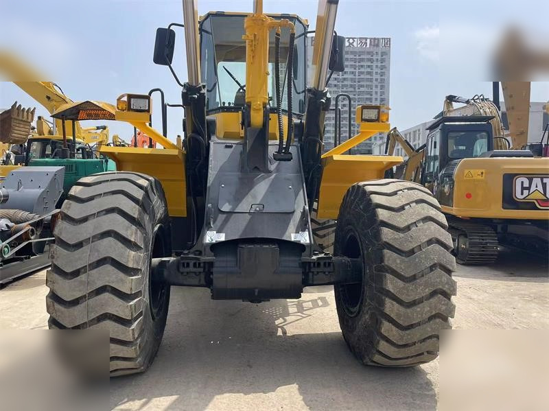 KOMATSU WA380-3 - Kolový nakladač: obrázek 5 KOMATSU WA380-3 - Kolový nakladač: obrázek 5
