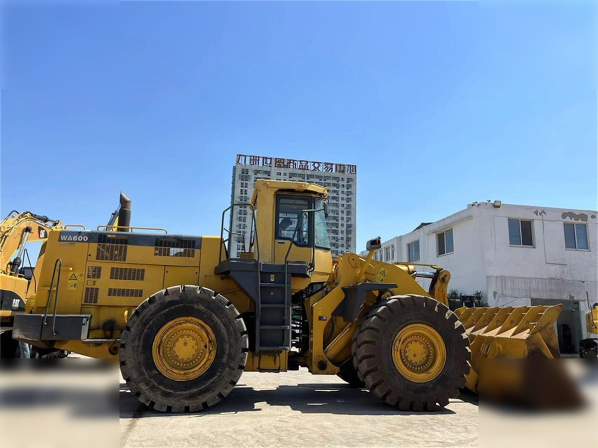 KOMATSU WA600-3 - Kolový nakladač: obrázek 2 KOMATSU WA600-3 - Kolový nakladač: obrázek 2