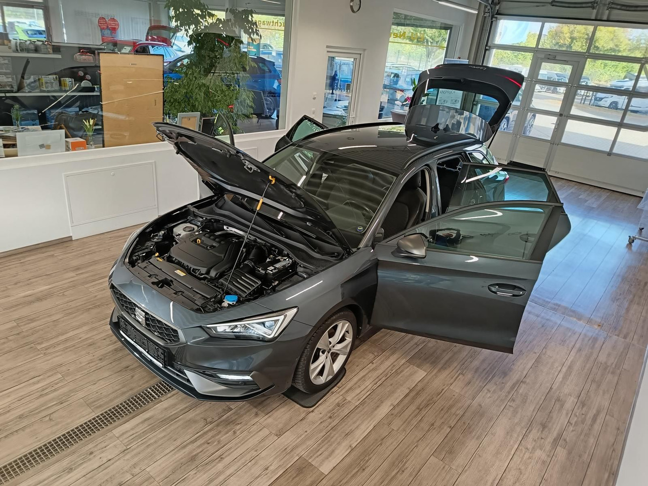 Seat Leon Sportstourer 1,5TSI FR*NAVI*LED*SOUND*R-KAM - Kombi: obrázek 2 Seat Leon Sportstourer 1,5TSI FR*NAVI*LED*SOUND*R-KAM - Kombi: obrázek 2