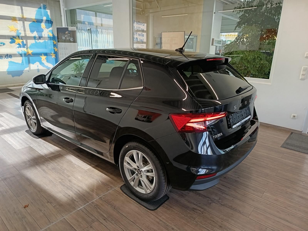 Skoda Fabia 130 Jahre 1,0TSI DSG*AHK-VORBER.*LED*R-KAM - Sedan: obrázek 4 Skoda Fabia 130 Jahre 1,0TSI DSG*AHK-VORBER.*LED*R-KAM - Sedan: obrázek 4