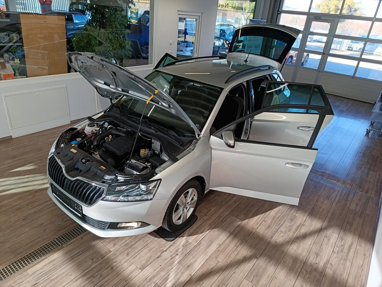 Skoda Fabia Combi Style 1.0 TSI*AHK*LED*R-KAM*PDC*SHZ* - Kombi: obrázek 2 Skoda Fabia Combi Style 1.0 TSI*AHK*LED*R-KAM*PDC*SHZ* - Kombi: obrázek 2