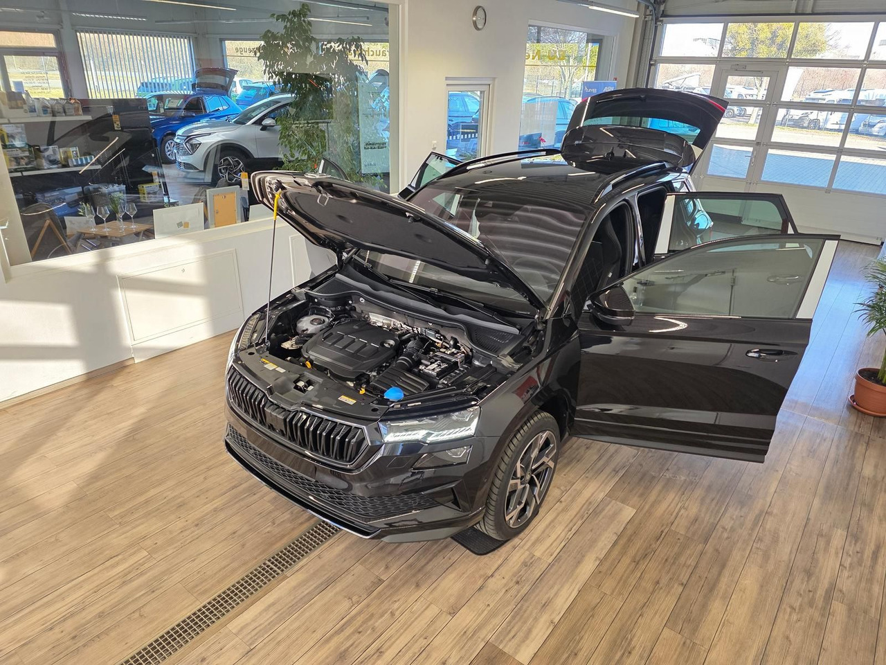 Skoda Karoq Sportline 2,0TDI DSG 4x4*PSD*AHK*360°*NAVI - SUV: obrázek 2 Skoda Karoq Sportline 2,0TDI DSG 4x4*PSD*AHK*360°*NAVI - SUV: obrázek 2