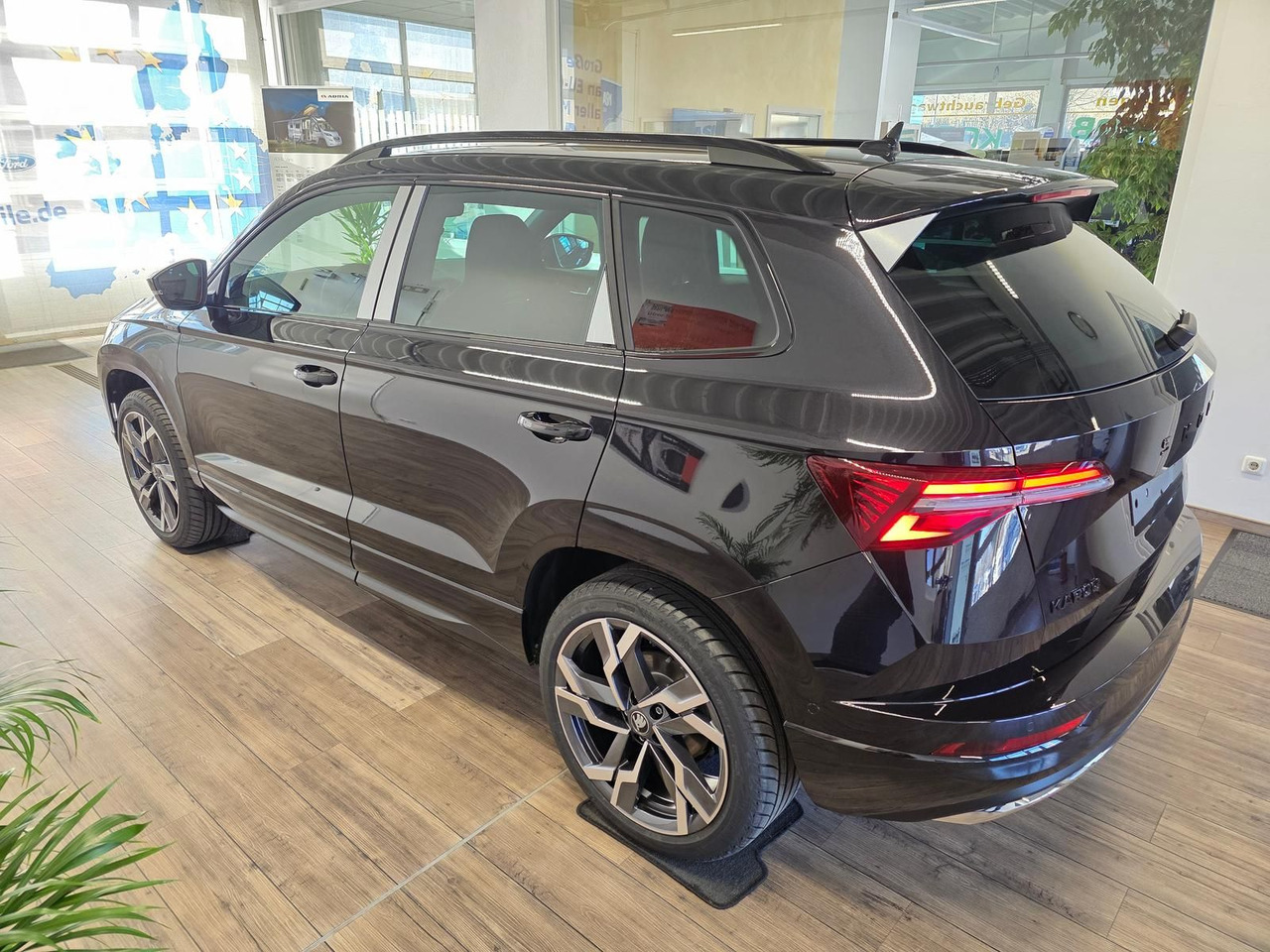 Skoda Karoq Sportline 2,0TDI DSG 4x4*PSD*AHK*360°*NAVI - SUV: obrázek 4 Skoda Karoq Sportline 2,0TDI DSG 4x4*PSD*AHK*360°*NAVI - SUV: obrázek 4