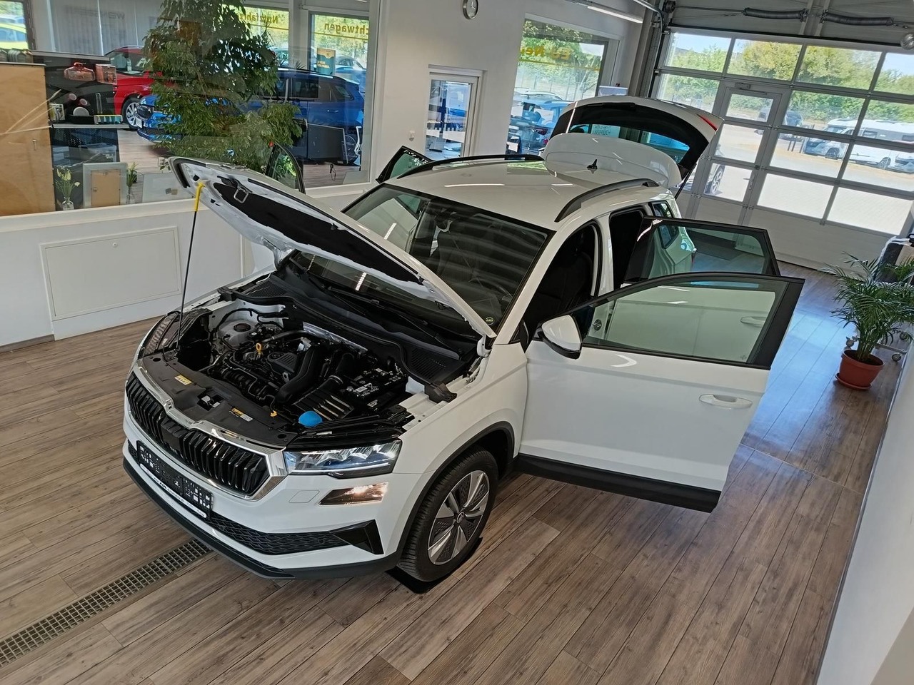 Skoda Karoq Style 1,5 TSI DSG*AHK*NAVI*LED*R-KAM*2xPDC - SUV: obrázek 2 Skoda Karoq Style 1,5 TSI DSG*AHK*NAVI*LED*R-KAM*2xPDC - SUV: obrázek 2