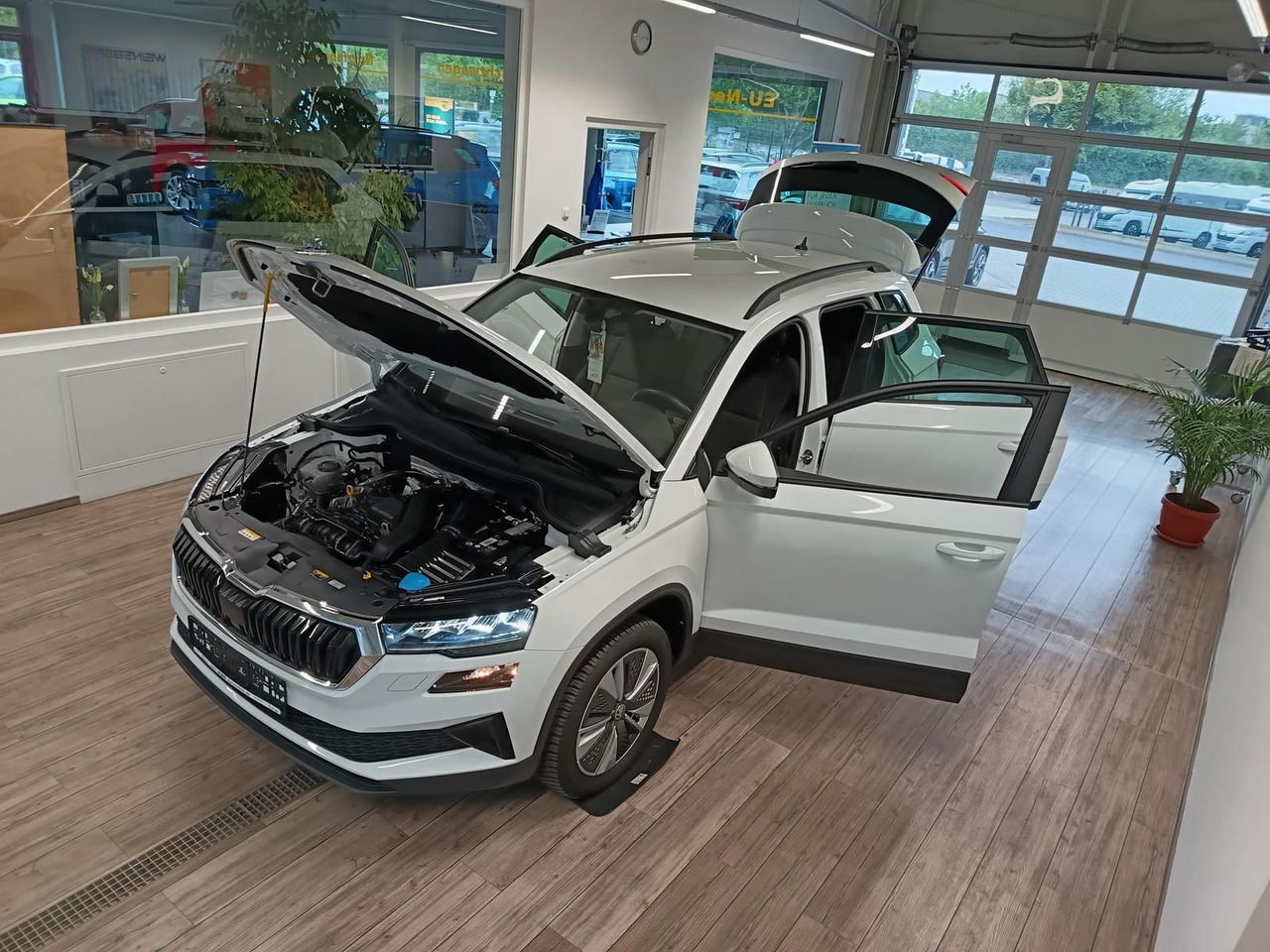 Skoda Karoq Style 1,5TSI DSG*AHK-VORBER*NAVI*LED*R-KAM - SUV: obrázek 2 Skoda Karoq Style 1,5TSI DSG*AHK-VORBER*NAVI*LED*R-KAM - SUV: obrázek 2