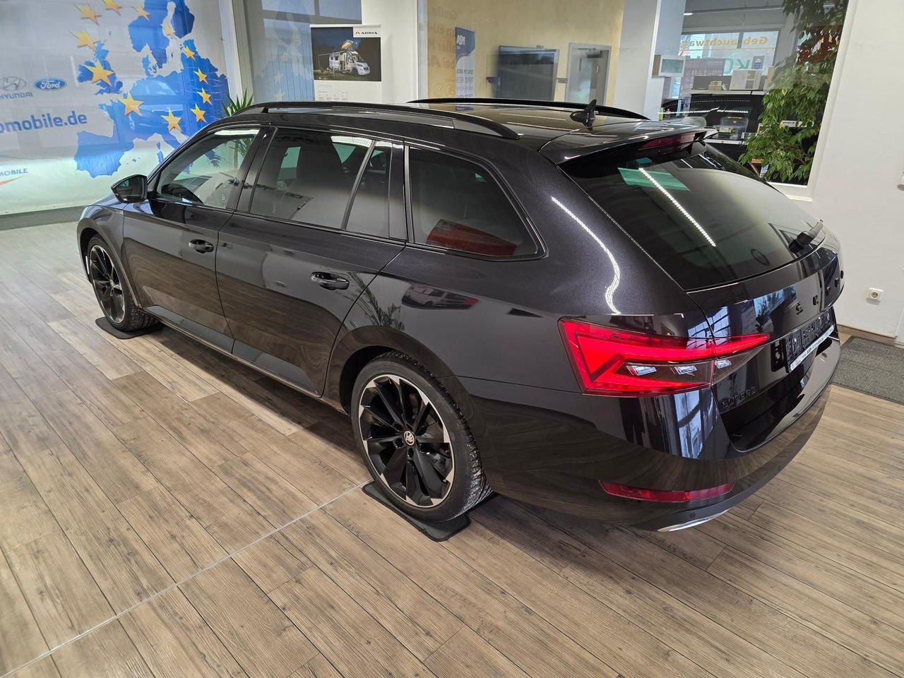 Skoda Superb Combi Sportline 2,0 TDI 4x4*PSD*360°*AHK* - Osobní auto: obrázek 4 Skoda Superb Combi Sportline 2,0 TDI 4x4*PSD*360°*AHK* - Osobní auto: obrázek 4