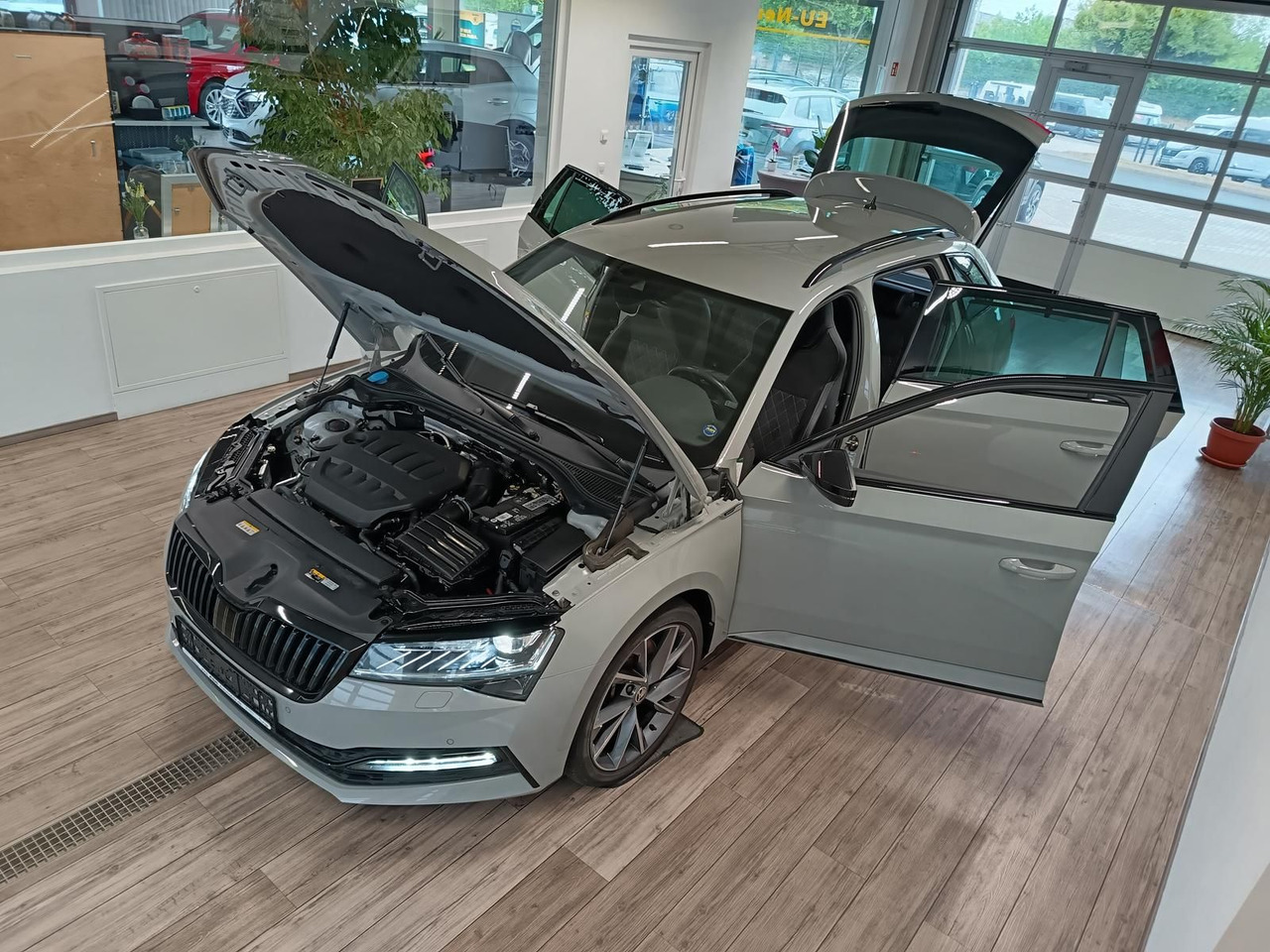 Skoda Superb Combi Sportline 2.0TSI DSG4x4*AHK*DCC*ACC - Osobní auto: obrázek 2 Skoda Superb Combi Sportline 2.0TSI DSG4x4*AHK*DCC*ACC - Osobní auto: obrázek 2