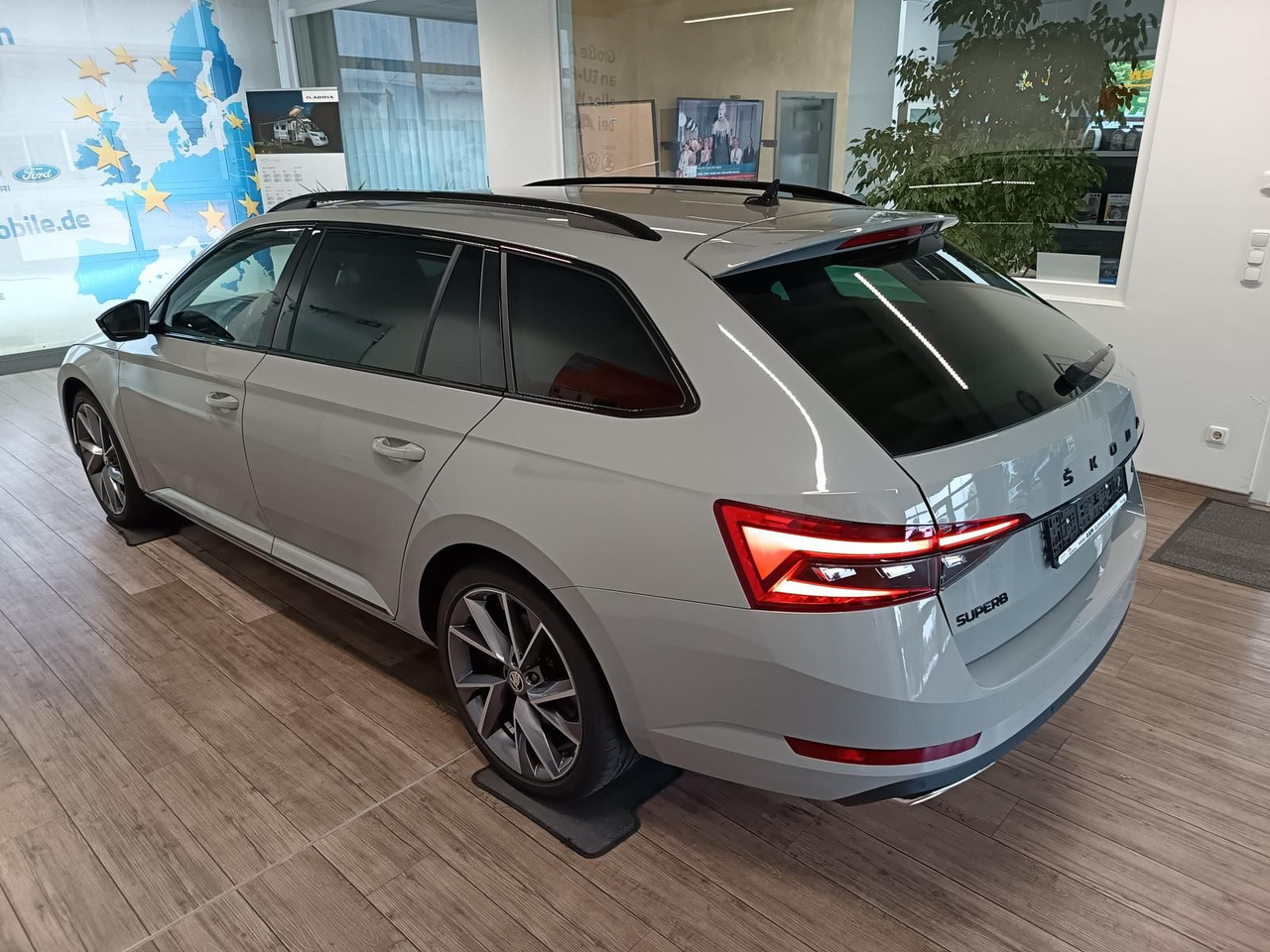 Skoda Superb Combi Sportline 2.0TSI DSG4x4*AHK*DCC*ACC - Osobní auto: obrázek 4 Skoda Superb Combi Sportline 2.0TSI DSG4x4*AHK*DCC*ACC - Osobní auto: obrázek 4