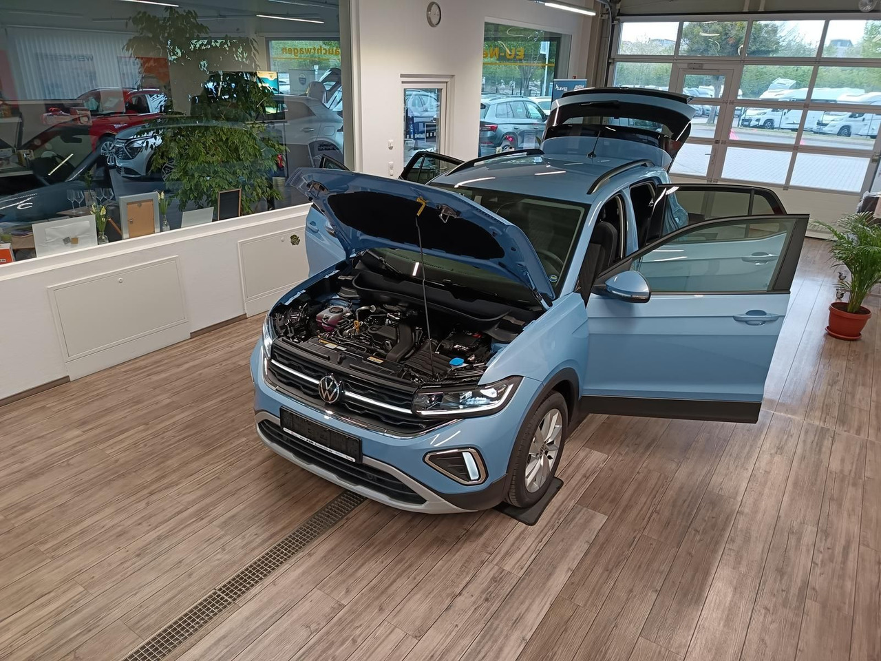 Volkswagen T-Cross Life 1.5 TSI DSG*AHK*MATRIX LED*ACC*SHZ* - SUV: obrázek 2 Volkswagen T-Cross Life 1.5 TSI DSG*AHK*MATRIX LED*ACC*SHZ* - SUV: obrázek 2
