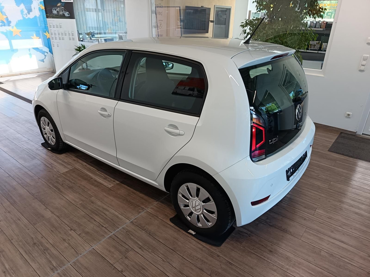 Volkswagen up! move up! 1.0*R-KAM*PDC*SHZ*MAPS+MORE*DAB*NSW - Osobní auto: obrázek 4 Volkswagen up! move up! 1.0*R-KAM*PDC*SHZ*MAPS+MORE*DAB*NSW - Osobní auto: obrázek 4