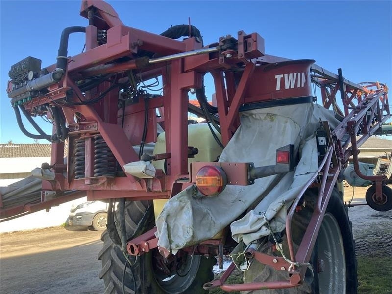 Hardi COMMANDER 4200 TWIN 28 m - Tažený postřikovač: obrázek 3 Hardi COMMANDER 4200 TWIN 28 m - Tažený postřikovač: obrázek 3