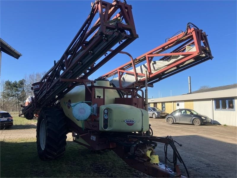Hardi COMMANDER 4200 TWIN 28 m - Tažený postřikovač: obrázek 1 Hardi COMMANDER 4200 TWIN 28 m - Tažený postřikovač: obrázek 1