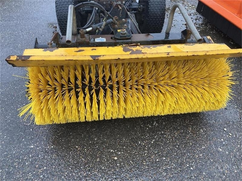 Iseki 321 med 130 cm kost og saltspreder - Komunální traktor: obrázek 3 Iseki 321 med 130 cm kost og saltspreder - Komunální traktor: obrázek 3