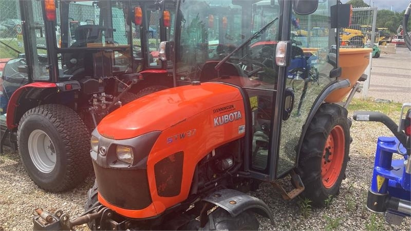 Kubota STW37 Kun 1144 timer STW37 - Komunální traktor: obrázek 2 Kubota STW37 Kun 1144 timer STW37 - Komunální traktor: obrázek 2