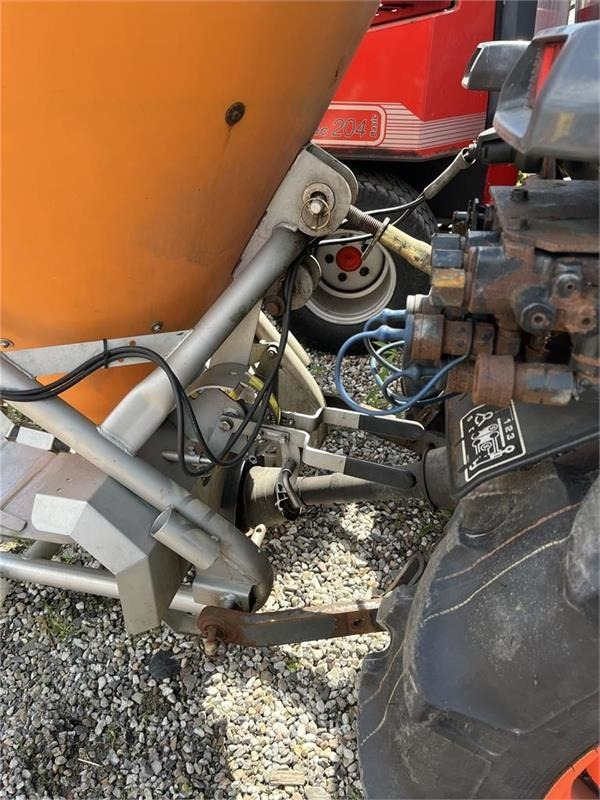 Kubota STW37 Kun 1144 timer STW37 - Komunální traktor: obrázek 5 Kubota STW37 Kun 1144 timer STW37 - Komunální traktor: obrázek 5