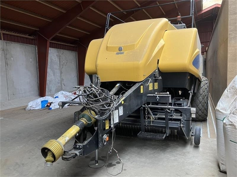 New Holland BB9090 PLUS med Parkland 325 vogn - Lis na hranaté balíky: obrázek 1 New Holland BB9090 PLUS med Parkland 325 vogn - Lis na hranaté balíky: obrázek 1