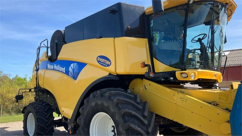 New Holland CX 8080 SLH med 30 fods Varifeed - Sklízecí mlátička: obrázek 2 New Holland CX 8080 SLH med 30 fods Varifeed - Sklízecí mlátička: obrázek 2