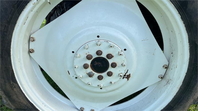 Taurus 270/95R32 - 300/95R46 - Pneumatiky pro Zemědělská technika: obrázek 2 Taurus 270/95R32 - 300/95R46 - Pneumatiky pro Zemědělská technika: obrázek 2