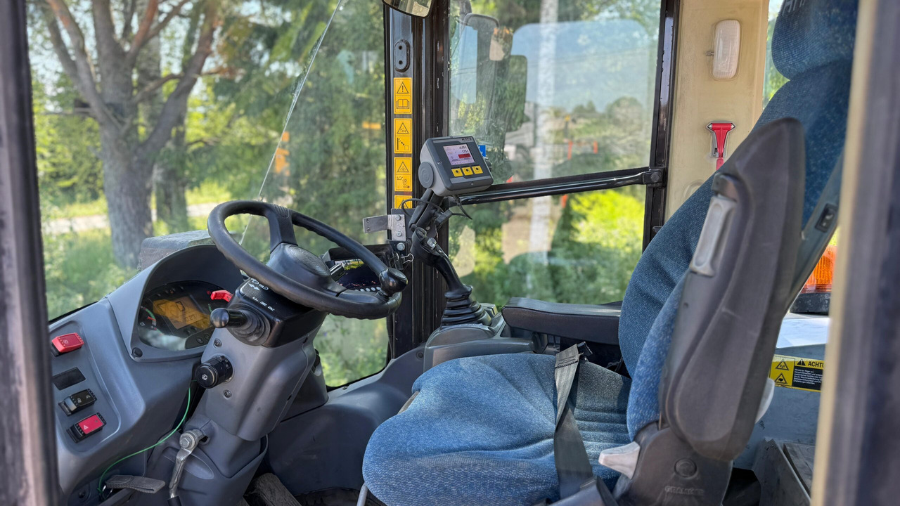 Kolový nakladač Hitachi ZW140: obrázek 7
