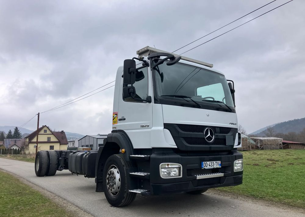 Mercedes-Benz Mercedes Axor 1829 Rama do zabudowy kiper beczka hakowiec laweta - Podvozek s kabinou: obrázek 1 Mercedes-Benz Mercedes Axor 1829 Rama do zabudowy kiper beczka hakowiec laweta - Podvozek s kabinou: obrázek 1