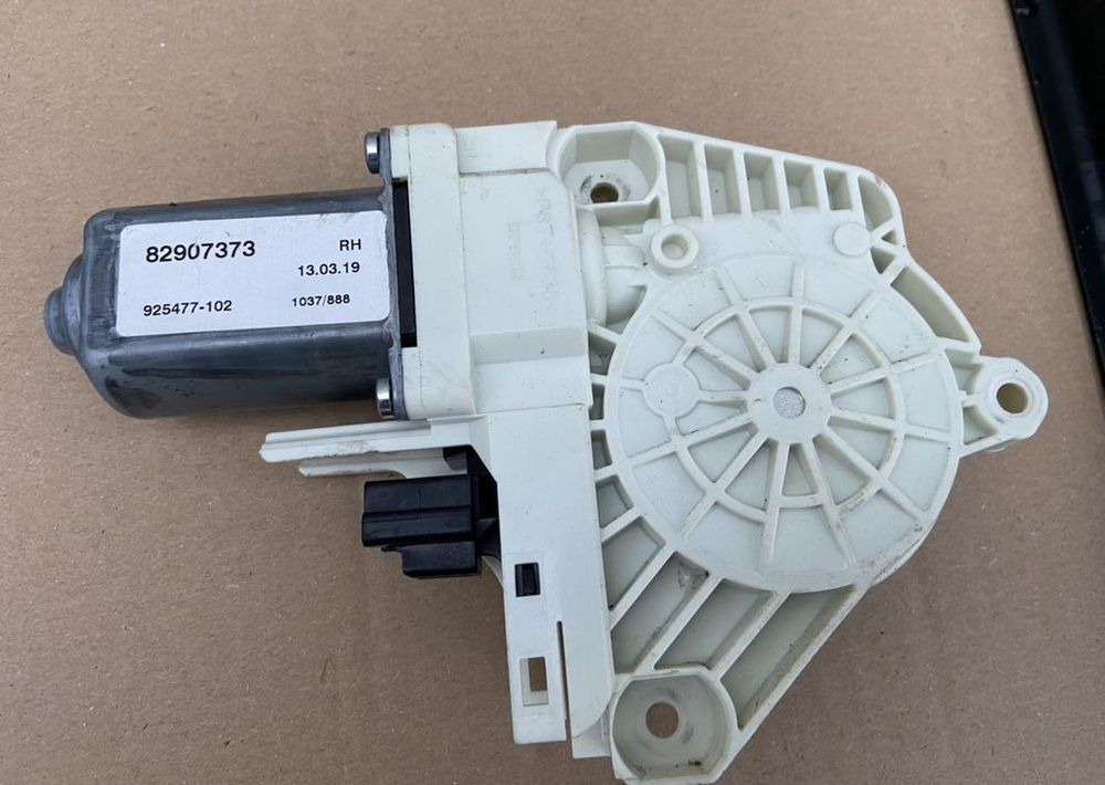 Mechanizm podnoszenia szyby Volvo FH 4 euro 6 zamek klamka silniczek - Dveře a díly: obrázek 2 Mechanizm podnoszenia szyby Volvo FH 4 euro 6 zamek klamka silniczek - Dveře a díly: obrázek 2