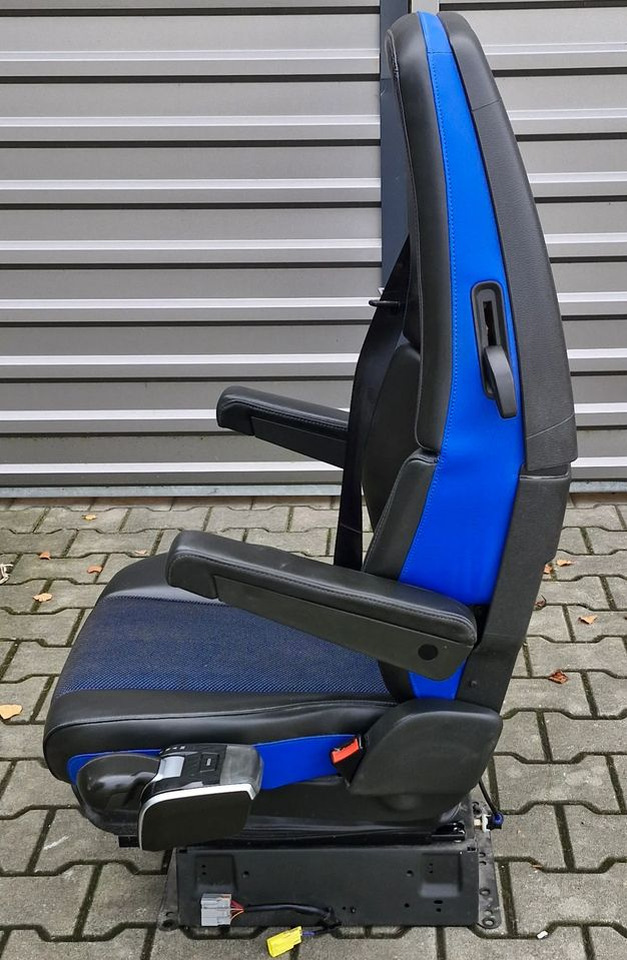 VOLVO FH5 FM5 FOTEL KIEROWCY UK - Kabina a interiér: obrázek 4 VOLVO FH5 FM5 FOTEL KIEROWCY UK - Kabina a interiér: obrázek 4