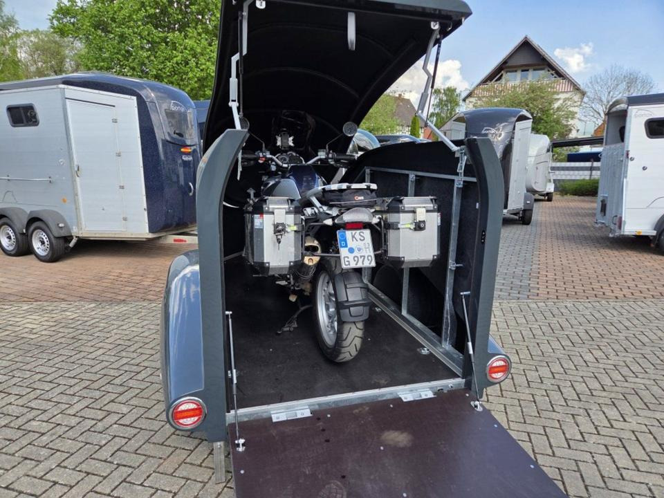 PKW Anhänger geschlossen Motorrad Mieten Leihen 1000kg 100km/h - Přepravník motocyklů: obrázek 1 PKW Anhänger geschlossen Motorrad Mieten Leihen 1000kg 100km/h - Přepravník motocyklů: obrázek 1