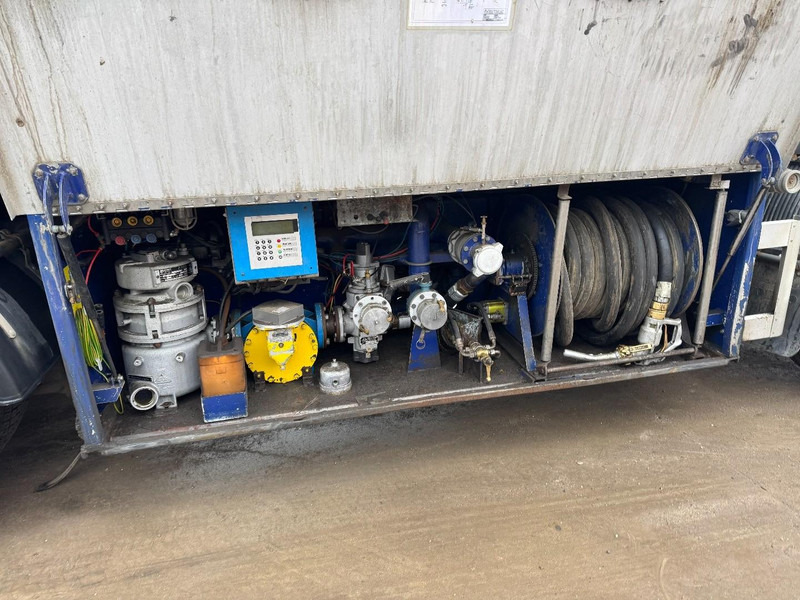 Volvo FL 6 - 220 (11000 L / 2 COMPARTMENTS / 18 TON / MANUAL GEARBOX / PERFECT) - Cisternové vozidlo: obrázek 5 Volvo FL 6 - 220 (11000 L / 2 COMPARTMENTS / 18 TON / MANUAL GEARBOX / PERFECT) - Cisternové vozidlo: obrázek 5