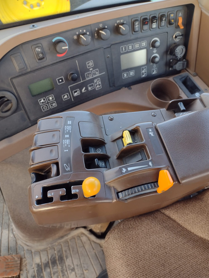 JOHN DEERE 8230 - Traktor: obrázek 4 JOHN DEERE 8230 - Traktor: obrázek 4