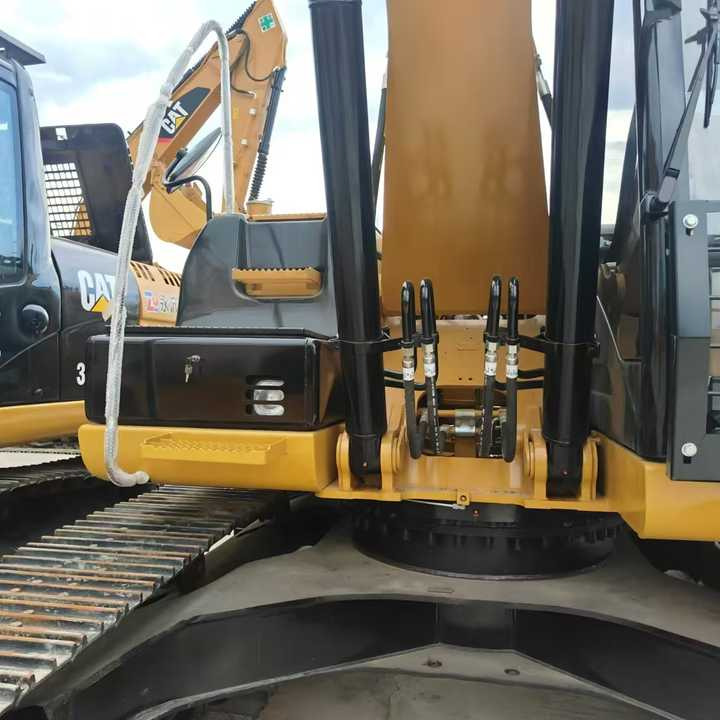 CAT second-hand 323D excavator sold at low price and in very good condition Japanese original hydraulic crawler excavator - Rýpadlo: obrázek 5 CAT second-hand 323D excavator sold at low price and in very good condition Japanese original hydraulic crawler excavator - Rýpadlo: obrázek 5
