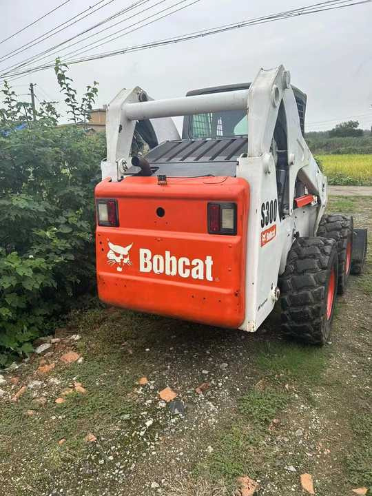 Second Hand BOBCAT S300 Skid-steer Loader with Very Good Performance Is for Sale at a Low Price - Smykový nakladač: obrázek 4 Second Hand BOBCAT S300 Skid-steer Loader with Very Good Performance Is for Sale at a Low Price - Smykový nakladač: obrázek 4