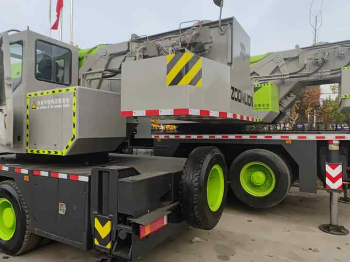 Second Hand ZOOMLION 25 Ton ZTC250V531 30 Ton ZTC300V532 70 Ton ZTC700H6 Hydraulmic Mobile Truck Crane on Sale - Autojeřáb: obrázek 4 Second Hand ZOOMLION 25 Ton ZTC250V531 30 Ton ZTC300V532 70 Ton ZTC700H6 Hydraulmic Mobile Truck Crane on Sale - Autojeřáb: obrázek 4
