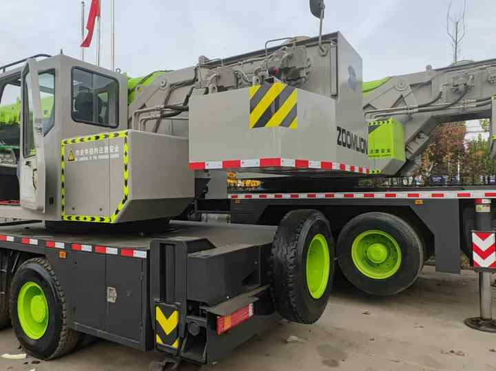Second Hand ZOOMLION 25 Ton ZTC250V531 30 Ton ZTC300V532 70 Ton ZTC700H6 Hydraulmic Mobile Truck Crane on Sale - Autojeřáb: obrázek 5 Second Hand ZOOMLION 25 Ton ZTC250V531 30 Ton ZTC300V532 70 Ton ZTC700H6 Hydraulmic Mobile Truck Crane on Sale - Autojeřáb: obrázek 5