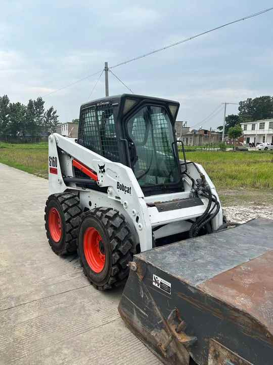 USED BOBCAT S160 Skid-steer Loader Bobcat S160 Carry Sweeper with Very Good Performance Is for Sale at a Low Price. - Smykový nakladač: obrázek 2 USED BOBCAT S160 Skid-steer Loader Bobcat S160 Carry Sweeper with Very Good Performance Is for Sale at a Low Price. - Smykový nakladač: obrázek 2