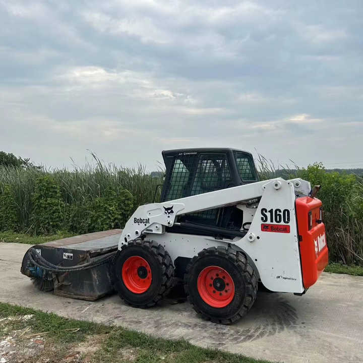 USED BOBCAT S160 Skid-steer Loader Bobcat S160 Carry Sweeper with Very Good Performance Is for Sale at a Low Price. - Smykový nakladač: obrázek 1 USED BOBCAT S160 Skid-steer Loader Bobcat S160 Carry Sweeper with Very Good Performance Is for Sale at a Low Price. - Smykový nakladač: obrázek 1