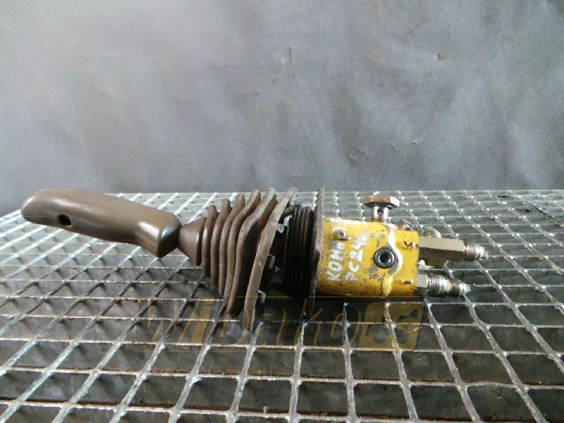 Komatsu PC240-5 - Hydraulický ventil pro Stavební technika: obrázek 1 Komatsu PC240-5 - Hydraulický ventil pro Stavební technika: obrázek 1