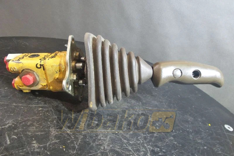 Komatsu PC240-5 - Hydraulický ventil pro Stavební technika: obrázek 1 Komatsu PC240-5 - Hydraulický ventil pro Stavební technika: obrázek 1