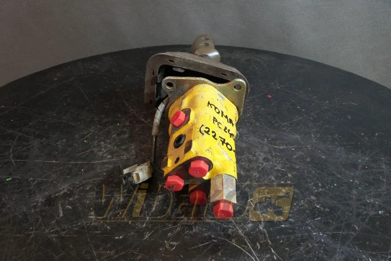 Komatsu PC240-5 - Hydraulický ventil pro Stavební technika: obrázek 1 Komatsu PC240-5 - Hydraulický ventil pro Stavební technika: obrázek 1