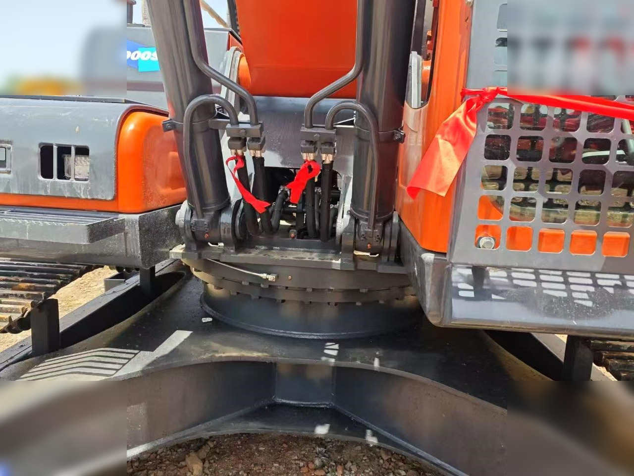 Pásové rýpadlo DOOSAN DX300 LC: obrázek 8