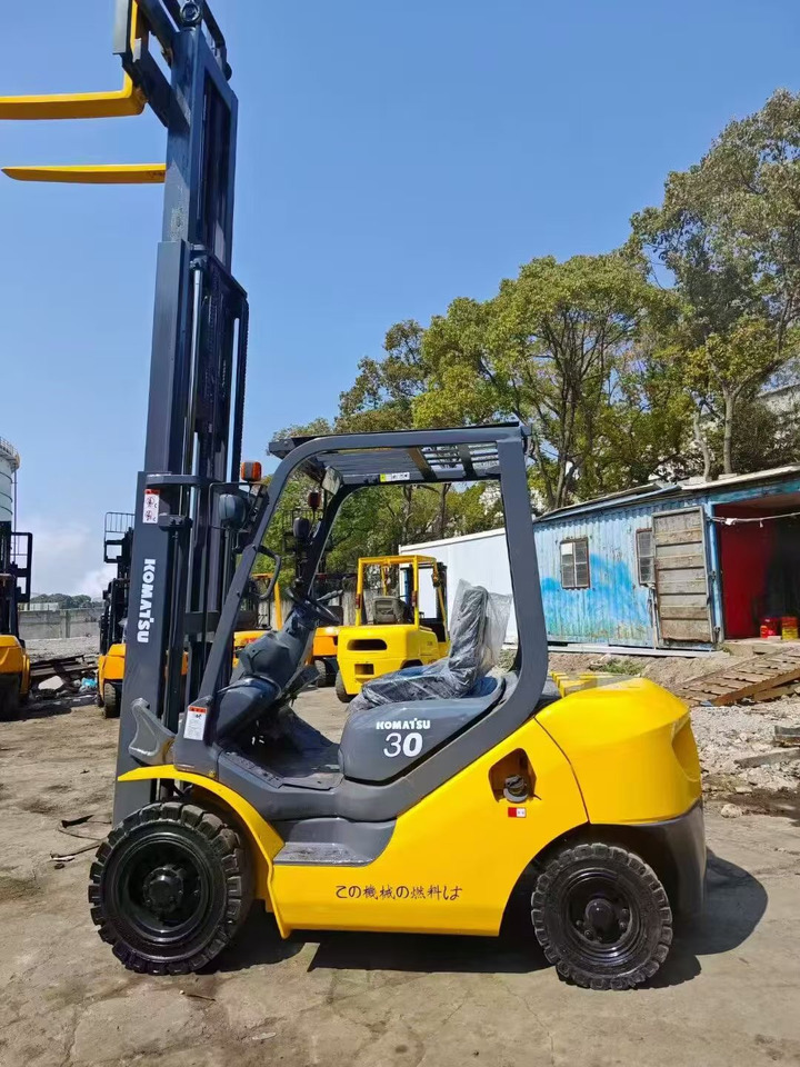 KOMATSU 3-ton - Vertikální sloupový výtah: obrázek 1 KOMATSU 3-ton - Vertikální sloupový výtah: obrázek 1